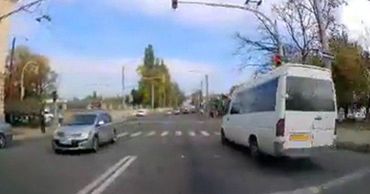Проезд водителя маршрутки на красный сигнал светофора попал на видео.