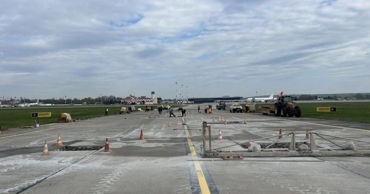 La Aeroportul Chișinău au început lucrările de reparație a unei piste de rulare