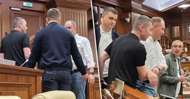 Ион Чебан пришел на заседание парламента: его силой вывели из зала