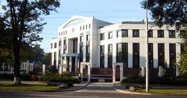 Посольство России с 8 июня возобновляет деятельность по предоставлению консульских услуг.