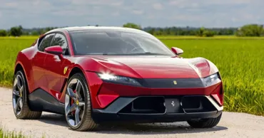 Primul automobil complet electric marca Ferrari se va chema Luce. Cât va costa