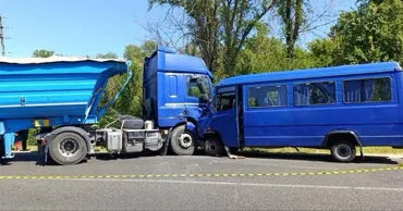 Un microbuz și un camion s-au ciocnit în apropiere de Ungheni: 15 pasageri, la spital