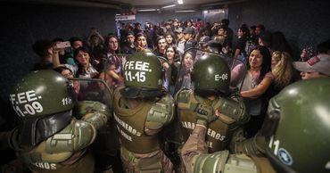 Из-за протестов в столице Чили введено чрезвычайное положение.