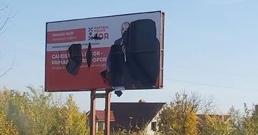 В Яловенах неизвестные разорвали избирательный баннер кандидата в примары от партии "Шор"