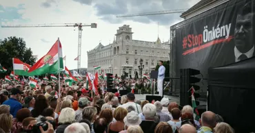 Призыв Орбана к протесту против отстранения президента Венгрии не получил поддержки