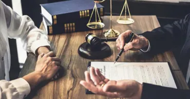 Înainte să semnezi, întreabă notarul: Avertismentul specialiștilor pentru cetățeni