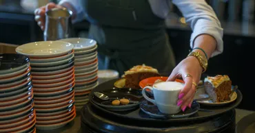 O chelneriță din Italia, concediată după doar cinci zile de muncă: Va primi despăgubiri de 60.000 de euro