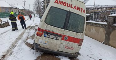 Автомобиль скорой медицинской помощи застрял в селе Чумай Тараклийского района.