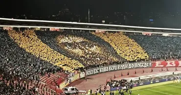 Fanii clubului de fotbal Steaua Roșie au desfășurat o icoană în tribune