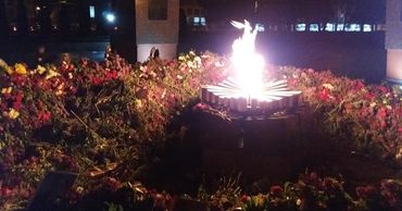 В столице гора цветов у мемориала «Вечность» достигла метровой высоты