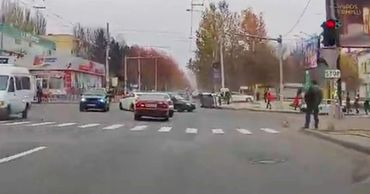 На Ботанике из-за аварии с такси перевернулся автомобиль.