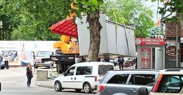 На Буюканах эвакуировали 8 незаконных киосков и павильон.