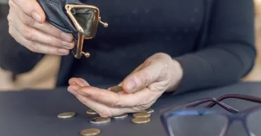Mâncare, facturi și medicamente din 105 lei pe zi. Cum se descurcă pensionarii