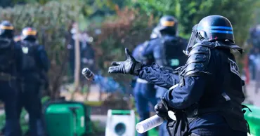 Во Франции запретили использовать светошумовые гранаты на протестах старшеклассников