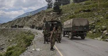 India construiește drumuri, tuneluri și piste de aterizare în Himalaya