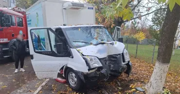 В Сороках Ford Transit врезался в дерево: водитель умер в больнице