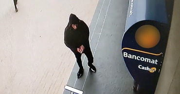 В Комрате из банкомата украли деньги.