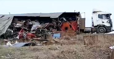 Контейнер с металлоломом опрокинулся на трассе Кишинев - Бельцы.