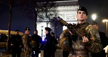 Un bărbat înarmat cu un cuțit a atacat un polițist în apropierea Arcului de Triumf din Paris