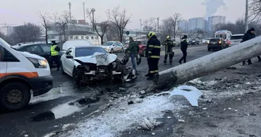 Accident în Capitală: Un automobil a doborât un stâlp