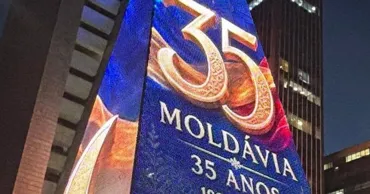 Un mesaj dedicat Independenței Moldovei, afișat pe un ecran gigant din São Paulo