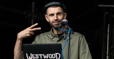 Un DJ britanic popular și prieten al lui Jay-Z și P. Diddy, acuzat de agresiune sexuală