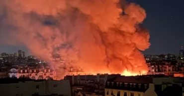 Un incendiu puternic a distrus cea mai veche piață din Paris