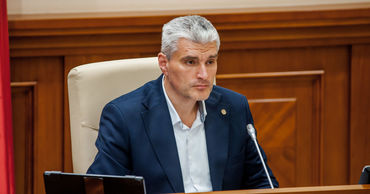 Слусарь считает, что Дрэгуцану может сбежать из страны.