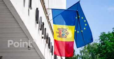На здании Национального дворца, где прощались с Догой, флаг Молдовы повесили "вверх ногами"