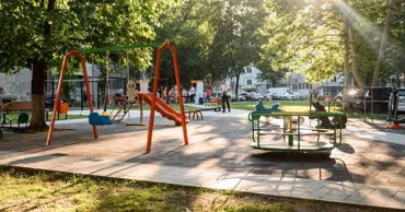 Trei curți de bloc din Buiucani au fost renovate prin programul „Curtea Europeană”