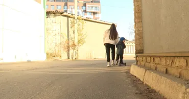 Locuitorii unei străzi din Durlești cer autorităților să construiască un trotuar pe un drum periculos