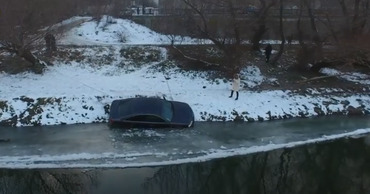 В районе речного порта Бендер из Днестра спасатели достали автомобиль.