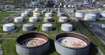 Нефть падает до 3-месячного минимума в контексте ожиданий открытия Ормузского пролива