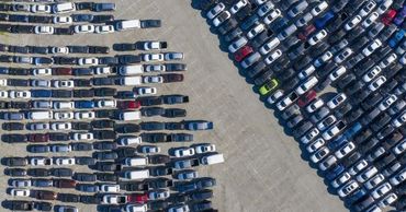 Невостребованные автомобили Toyota свозят на стадионы.