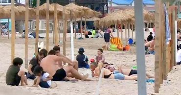 Сотни румын вышли на пляжи накануне снятия запрета.