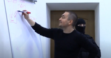 Платон дал показания в суде с интерактивной доской и схемами.