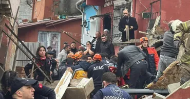 Два здания обрушились в Стамбуле: под завалами остаются люди