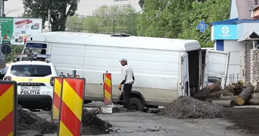 Un autocamion s-a prăbușit sub asfalt la Bălți