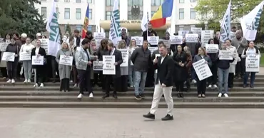 Партия MAN организовала флешмоб под названием "Коридор позора" у здания парламента