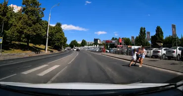 O mamă cu copii, la un pas de a fi loviți de o mașină pe zebră: Șoferul, sancționat