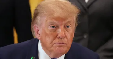 Curtea Supremă i-a permis lui Trump să reia deportarea migranților către țări terțe