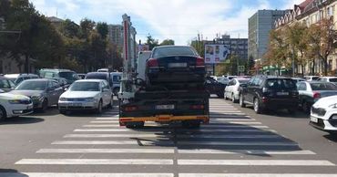 В центре Кишинева начали эвакуировать незаконно припаркованные машины