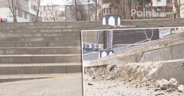 Жители Ботаники пожаловались на разрушенные ступеньки у автобусной остановки