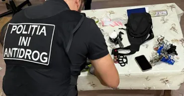 Un adolescent de 17 ani, reținut în timp ce încerca să plaseze pachețele cu droguri în Capitală