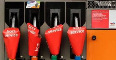 Во Франции сотни заправок остались без топлива на фоне ажиотажного спроса