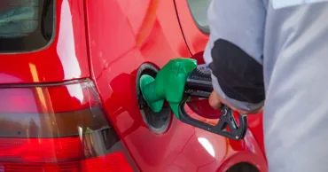 Ieftinire ușoară la motorină, dar scumpire la benzină: Noile prețuri plafon