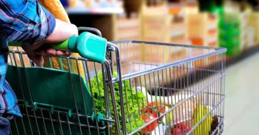 Aproape jumătate din bugetul moldovenilor e pentru mâncare: Cât cheltuie o persoană
