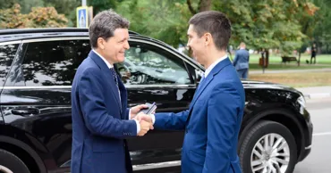 Никушор Дан прибыл в Молдову: президента Румынии встретил Михай Попшой