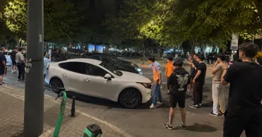 В центре Кишинева ночью произошло ДТП: водитель врезался в две машины и скрылся