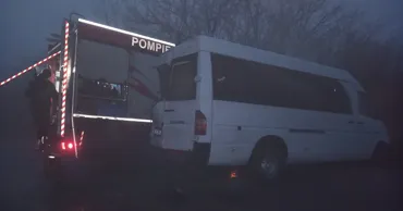 Un microbuz s-a tamponat cu o autospecială de pompieri la Ialoveni: Sunt persoane rănite